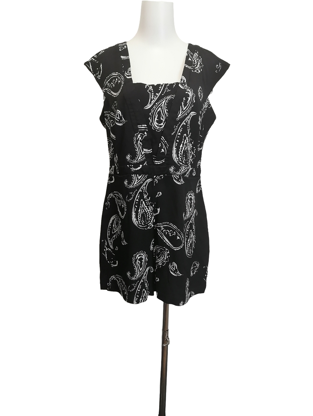 🐝Black Paisley Print Sleeveless Romper